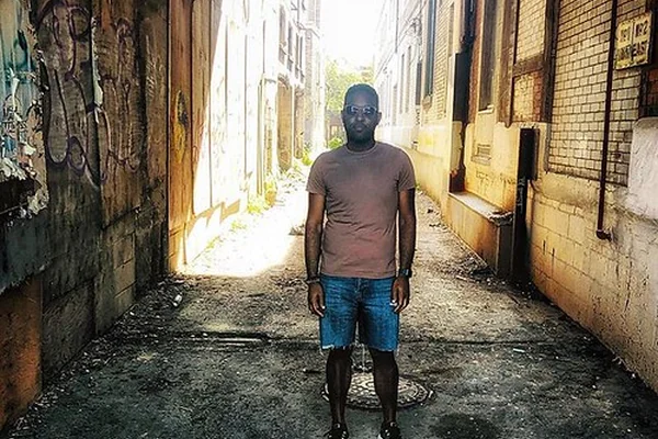 When you’re friend lives in Flint, MI and you live in Toronto, hanging out in London, ON makes some sense. • • • #london #londonon #londoncanada #downtownlondonontario #alley #urban