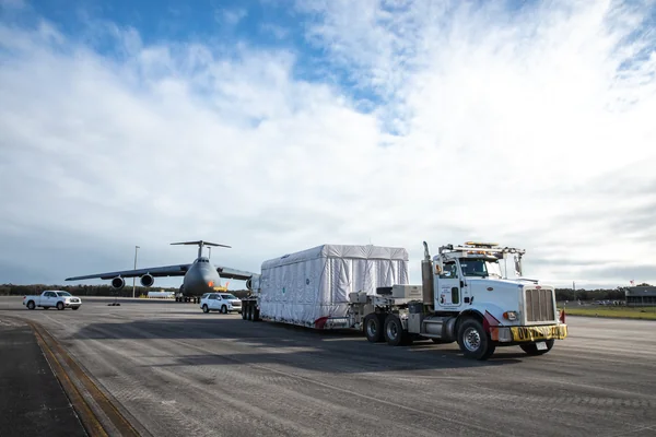 GOES-U Spacecraft Arrival and Offload