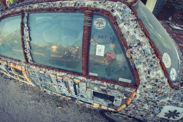 this art project car is covered in small circuit boards & electronics⚡#birthdaytrip #saltonsea