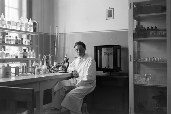 Portrait, microscope, laboratory, test tube, scale, burette Fortepan 7166