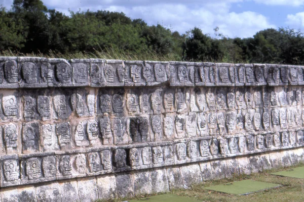 can8602_01, Wall of Skulls (Tzompantli), Chichen Itza, Maya Ruins, Yucatan Peninsula, Mexico