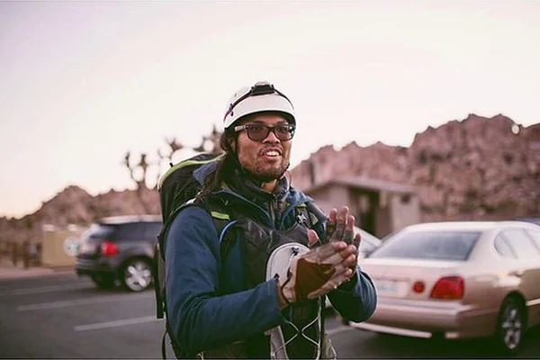 Explaining how he got lost in the depths of a crack climb up Hemmingway. #joshuatree #desert #california #rockclimbing #trad #sport #crackclimbing #mountain #granite #sandwhich #hiking #backpacking #adventure #nature #explore #experience #appreciate #outd