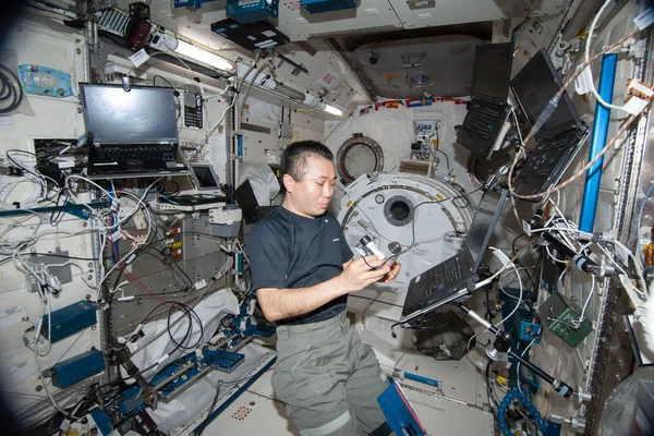 Wakata performs microscopic analysis of the NanoRacks Module-38 Petri Dishes