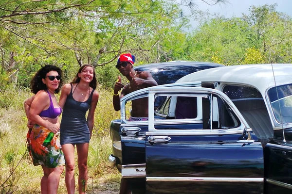 Cuba - Mar 2014 - Family Picnic with Chevrolet