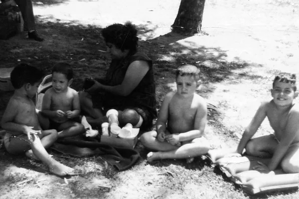 Family Picnic, 1960
