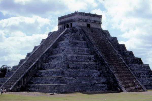 can8602_02, El Castillo, Chichen Itza, Maya Ruins, Yucatan Peninsula, Mexico