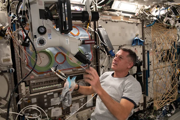 iss065e081518