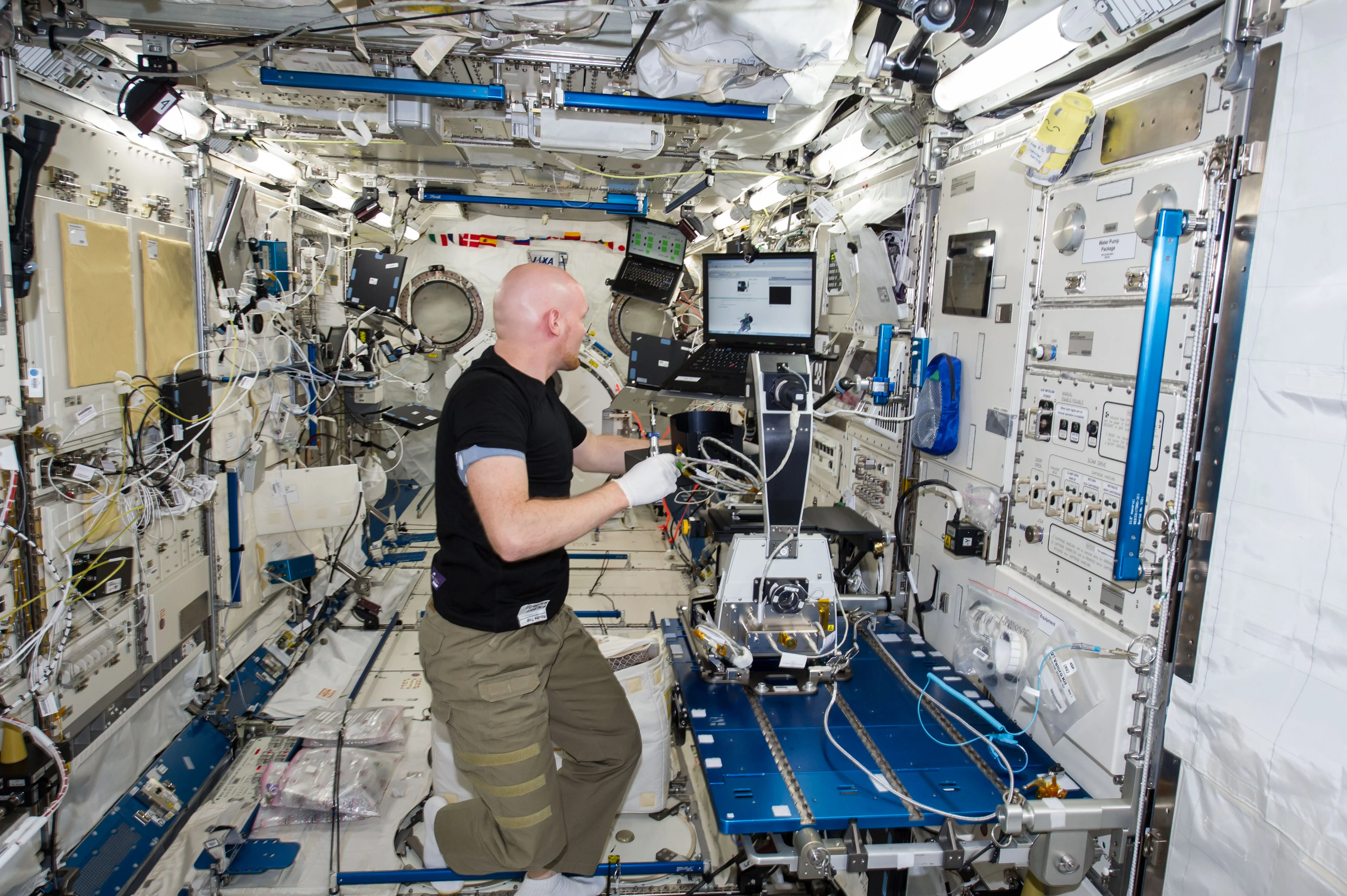 Gerst installs CMS-2 in KIBO rack