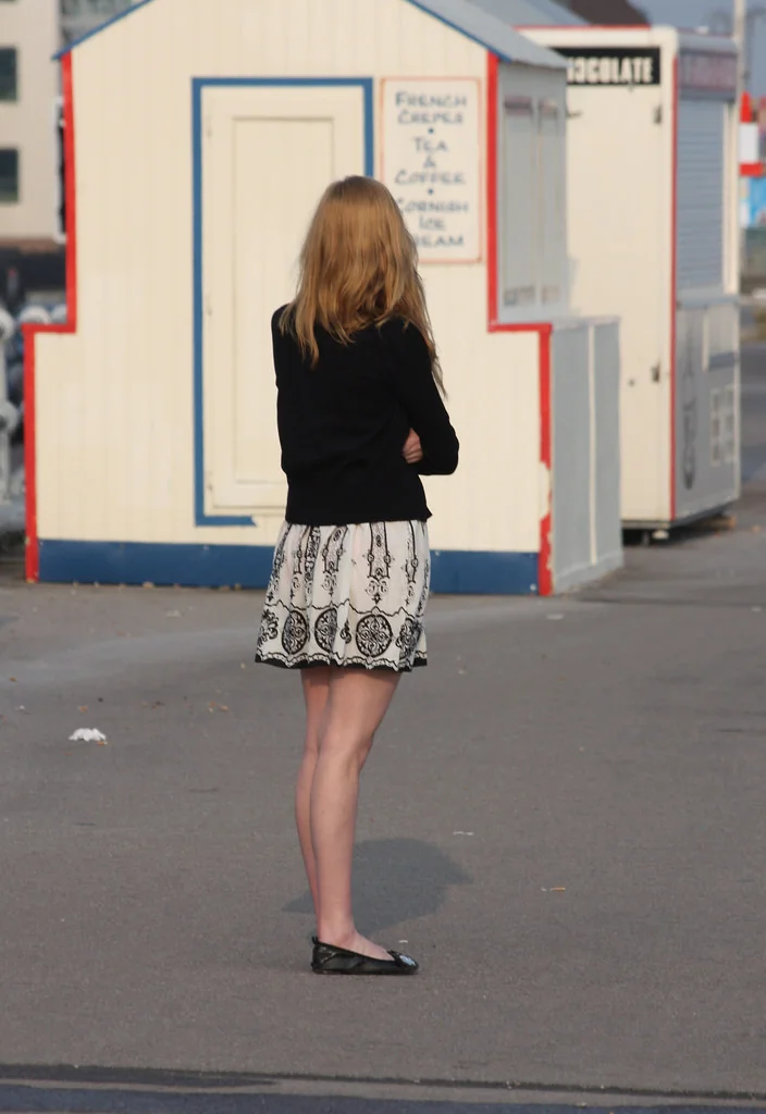 Bognor Regis Seafront - Mar 2011 - Leggy Candid