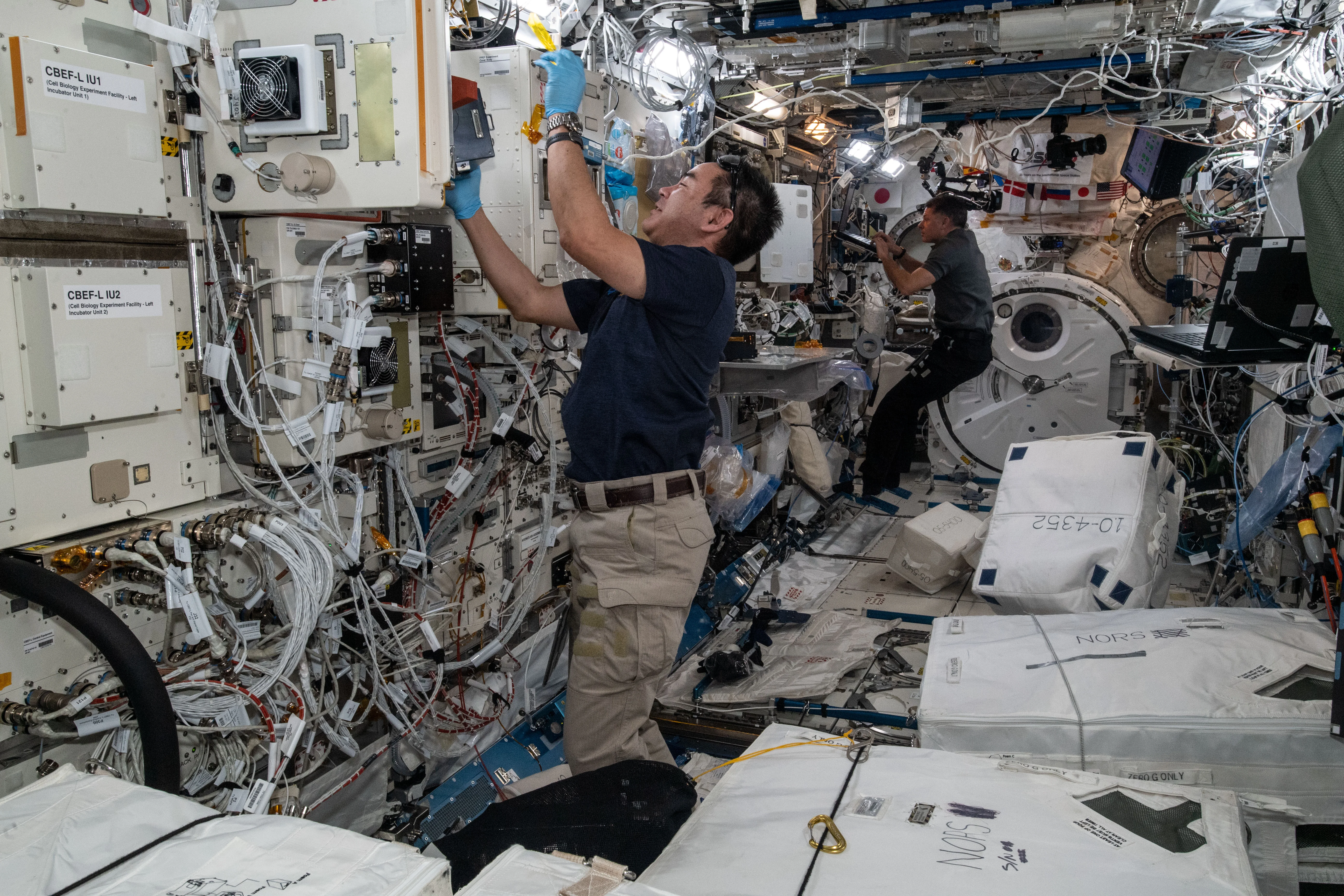 iss065e242201
