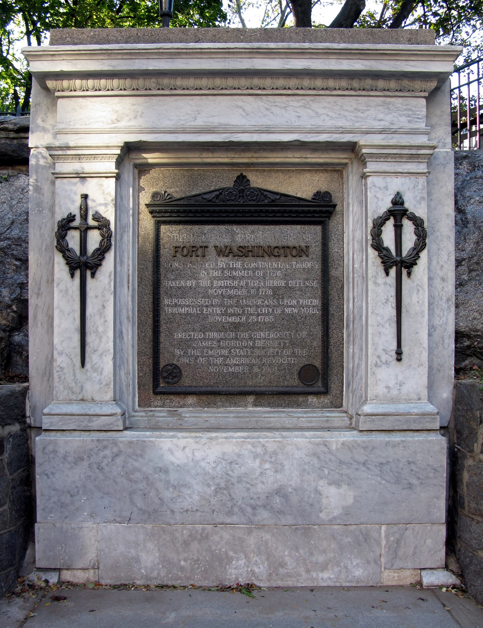 File:Bennett Park New York Manhattan Fort Washington Memorial Mark.jpg