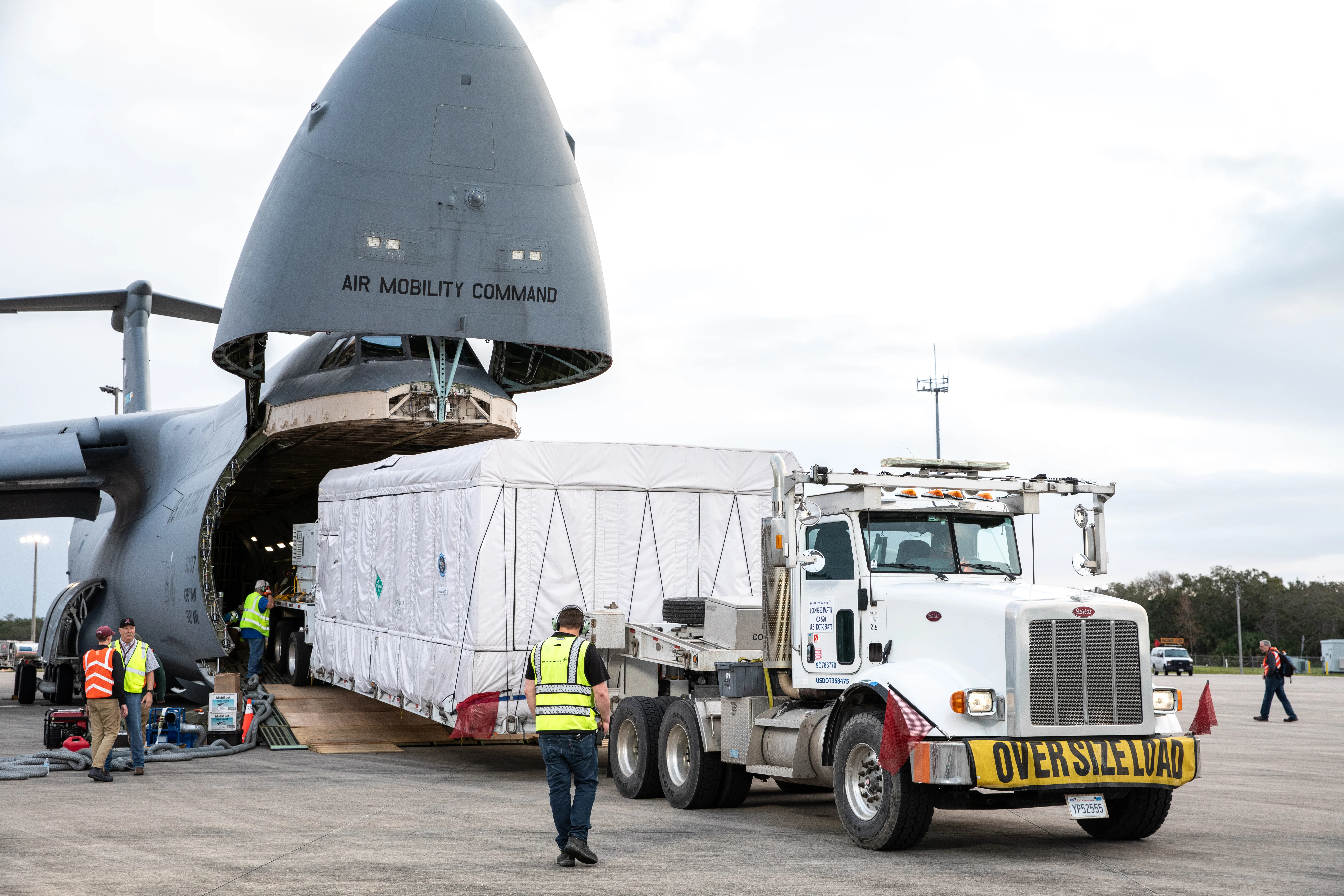 GOES-U Spacecraft Arrival and Offload
