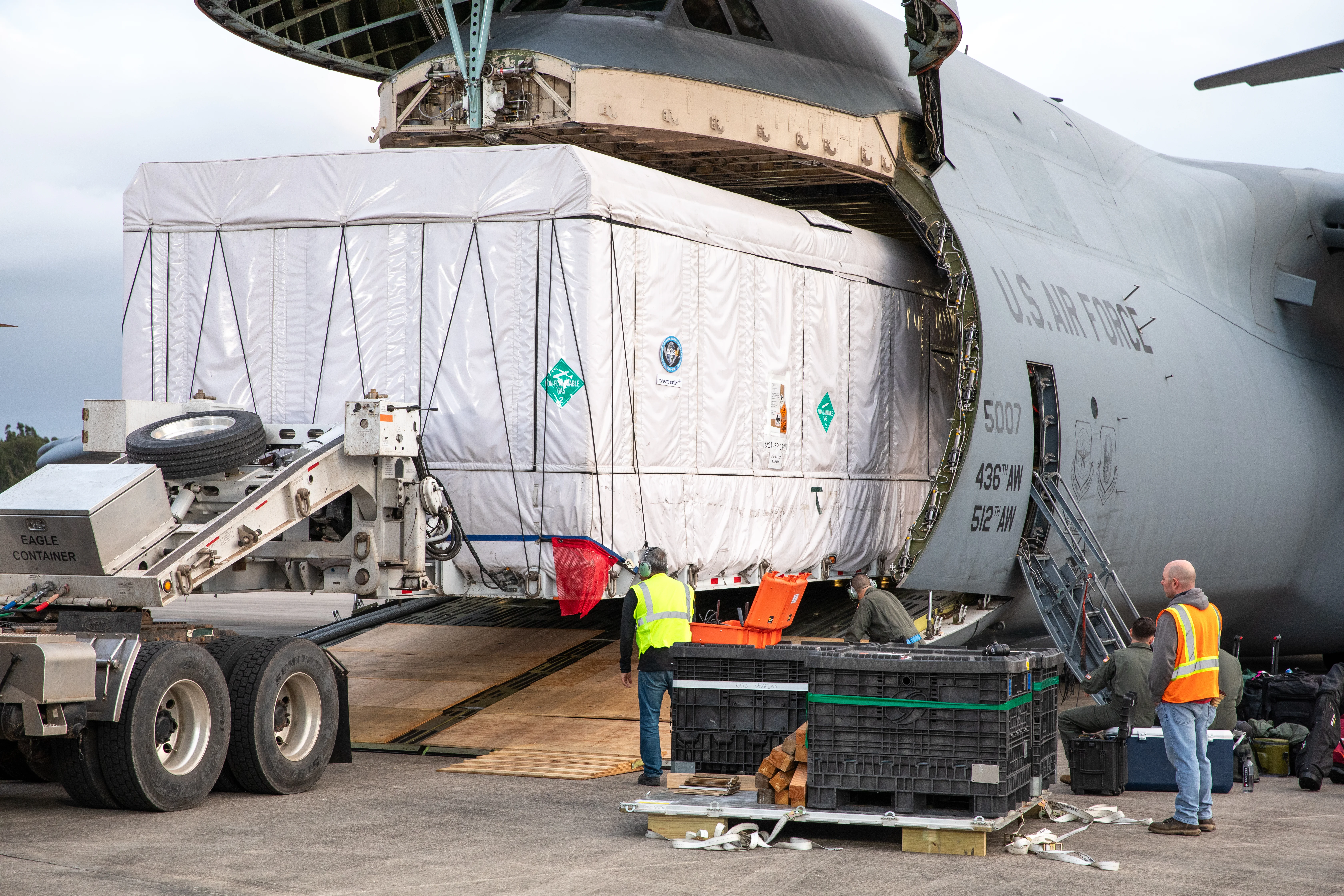 GOES-U Spacecraft Arrival and Offload
