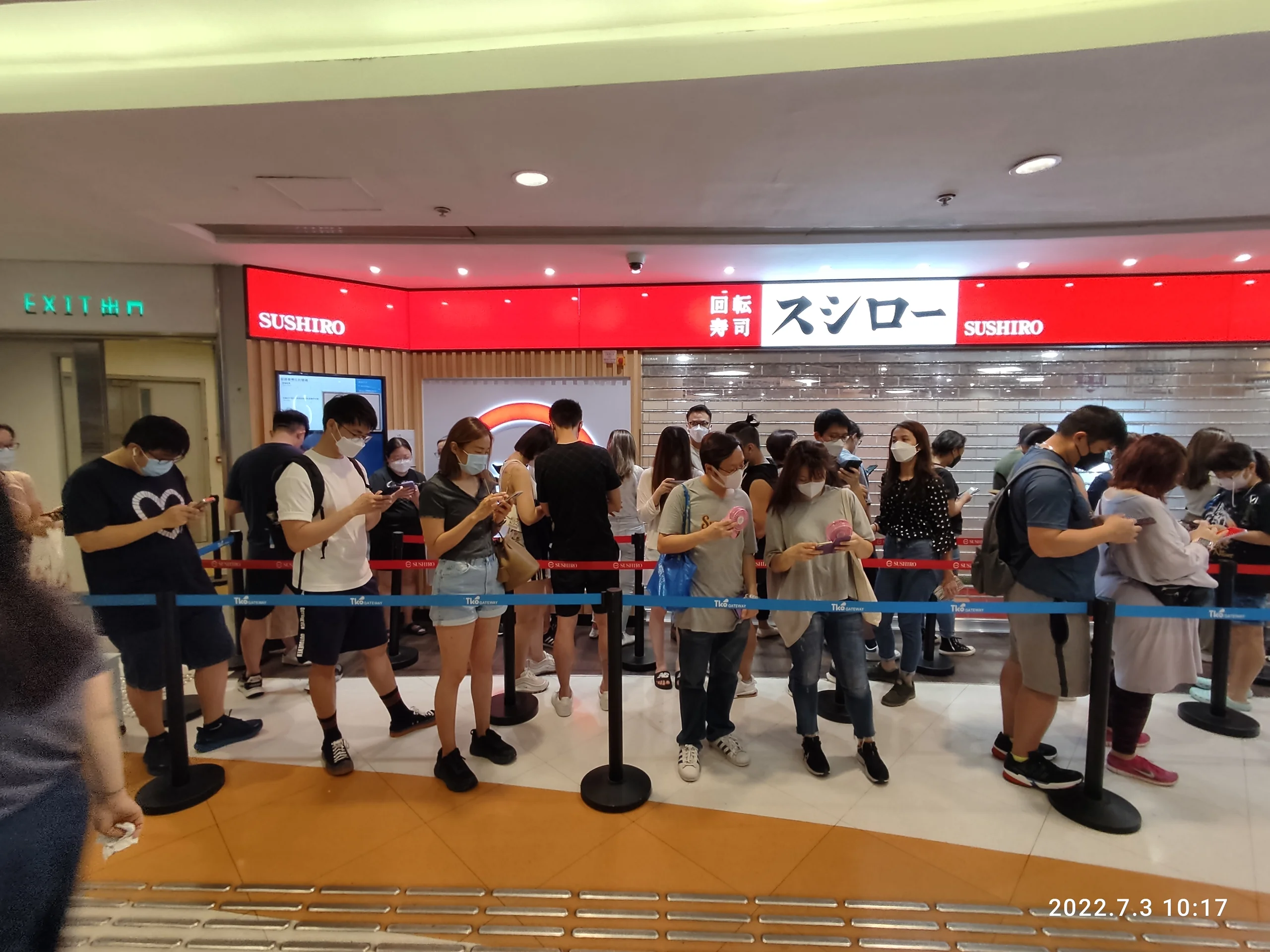 HK SKD TKO 將軍澳 Tseung Kwan O 坑口 Hang Hau 重華路 Chung Wa Road 厚德商場 TKO Gateway mall shop Sushi Japanese food restaurant queue visitors customers waiting July 2022 Px3 03