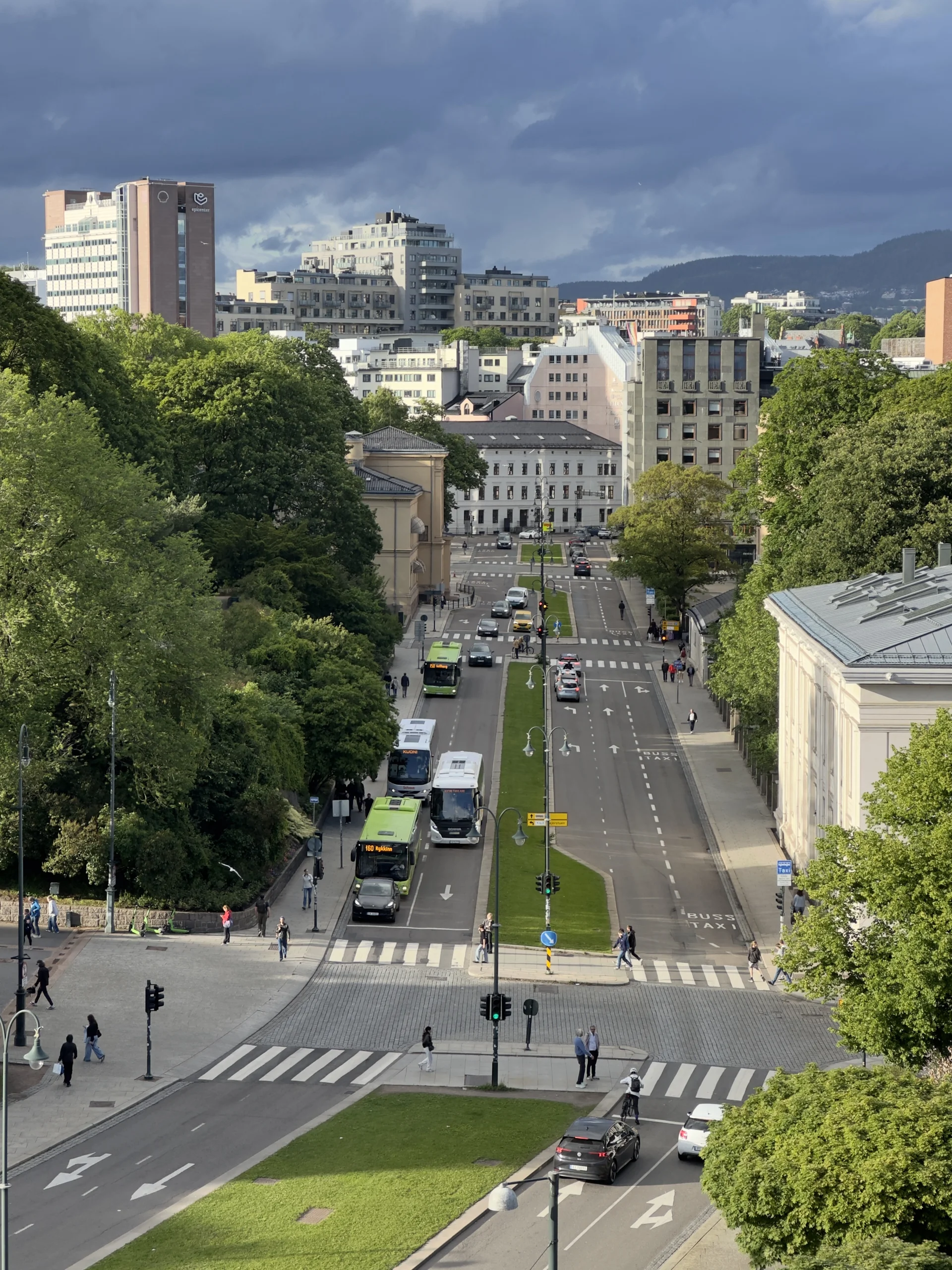 OSLO Norway 2026-06-10 Rooftop cityscape view towards north from Odd Fellow-bygn. (Stortingsg 28) FREDERIKS GATE crossing Karl Johans gate Slottsparken Royal Palace Park Universitetet Traffic buses people pedestrians etc IMG 6919